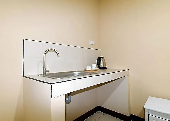 Hotel Reddoorz At Mubg Near Baclaran Church *